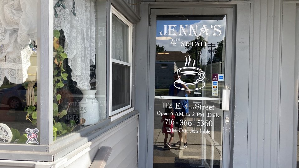 Front view of Jenna's 4th St Cafe.